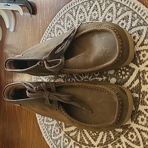 Clarks chukka Brown men's 7.5. Great used condition.
